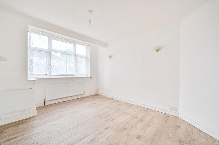 3 Bedroom Semi Detached House For Sale In The Drive, Feltham, Feltham, TW14