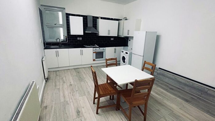 2 Bedroom Flat To Rent In West Ham Lane, London, E15