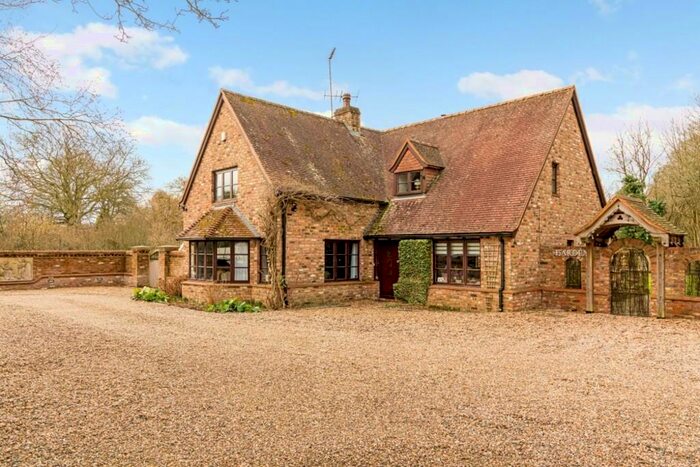 3 Bedroom Detached House For Sale In Hornbeam Cottage, HP22