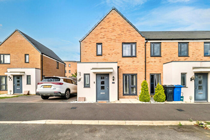 3 Bedroom Semi-Detached House For Sale In Brookfield Drive, Stanford-le-hope, SS17