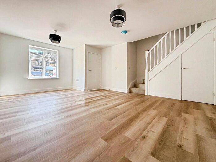 2 Bedroom Detached House For Sale In Shaftesbury Close, Bracknell, Berkshire, RG12