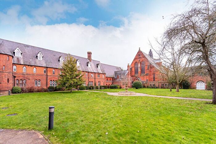 3 Bedroom Flat For Sale In Hatch Lane, Windsor, SL4