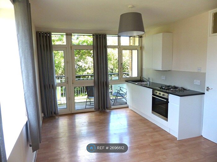 2 Bedroom Flat To Rent In Beckenham Hill, London, SE6