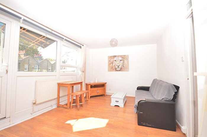 3 Bedroom Maisonette To Rent In Lipton Road, Tower Hamlets, E1