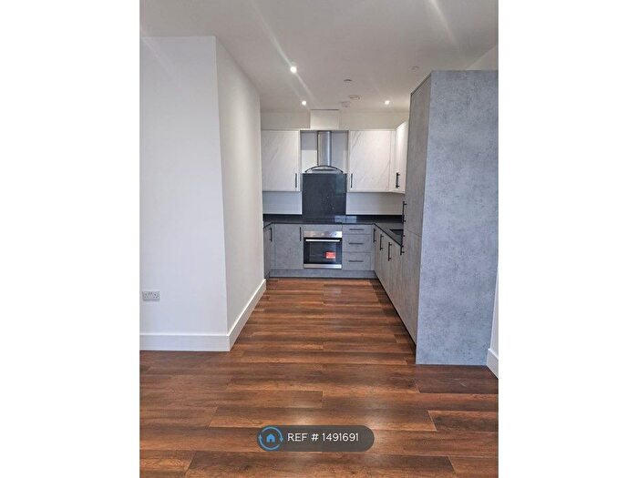 2 Bedroom Flat To Rent In Quest House, Hounslow, TW3