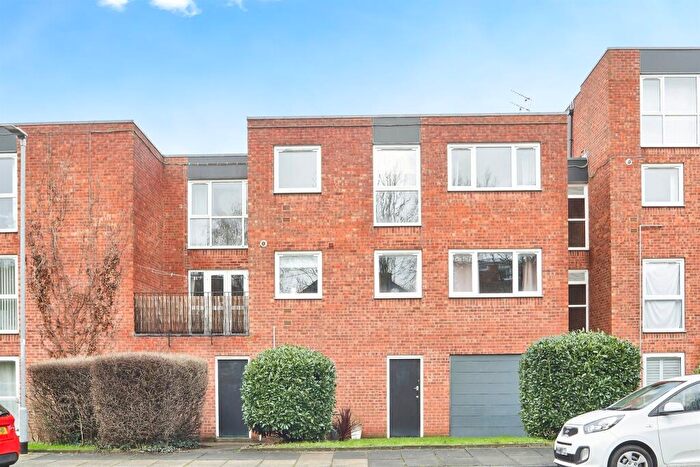 2 Bedroom Flat For Sale In Lidgett Park Court, Leeds, LS8
