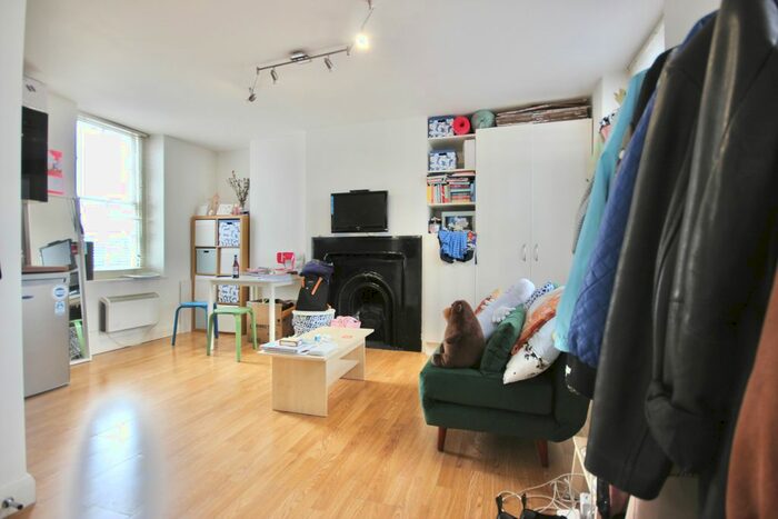 Studio To Rent In The Burroughs, London, NW4