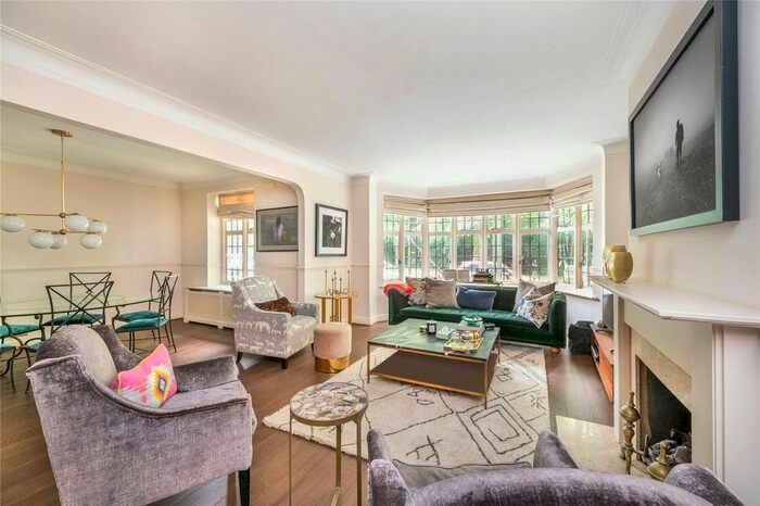 3 Bedroom Flat To Rent In Highlands Heath, Portsmouth Road, SW15