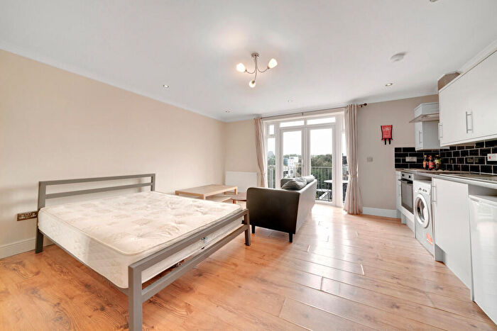 Apartment To Rent In Barnett Street, London, E1