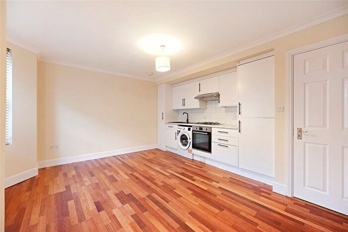 1 Bedroom Flat To Rent In Wells Road, Shepherds Bush, London, W12