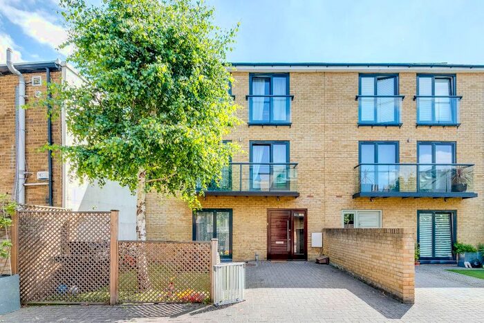 4 Bedroom Semi-Detached House To Rent In Magna Square, London, SW14