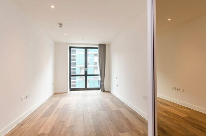 1 Bedroom Flat To Rent In Three Colts Lane, Bethnal Green, London, E2