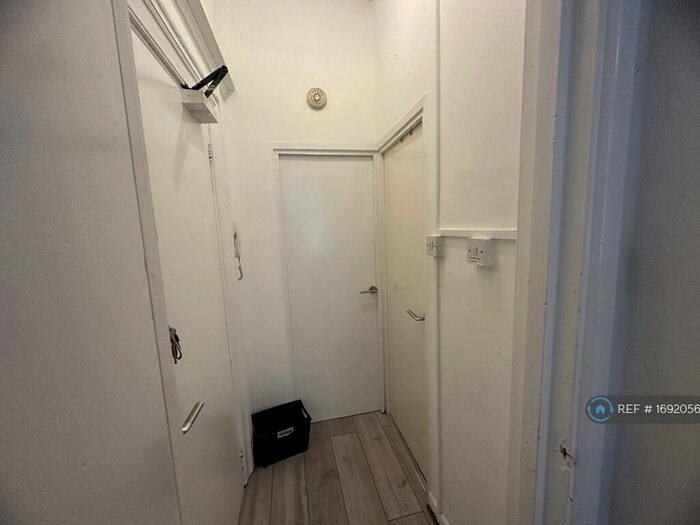 1 Bedroom Flat To Rent In Pen-Y-Lan Road, Cardiff, CF24