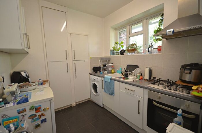 1 Bedroom Flat To Rent In Baldry Gardens, Streatham, London, SW16