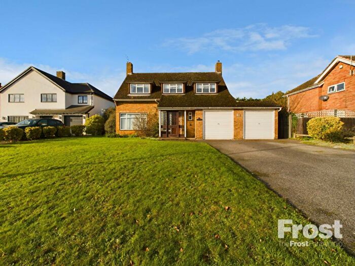 3 Bedroom Detached House To Rent In The Fairway, Burnham, Bucks, SL1