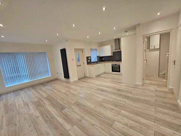 2 Bedroom Semi-Detached House To Rent In Roundhey, Cheadle, SK8