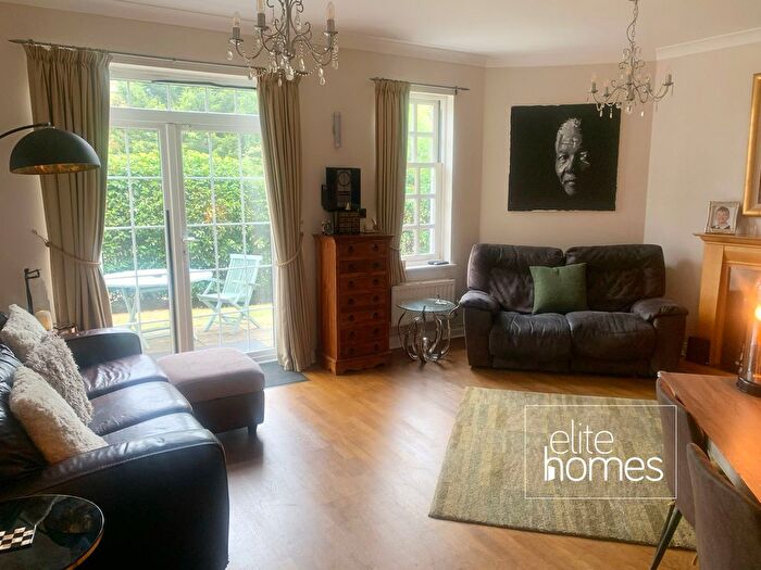 2 Bedroom Flat To Rent In Donovan Place, Winchmore Hill, N21