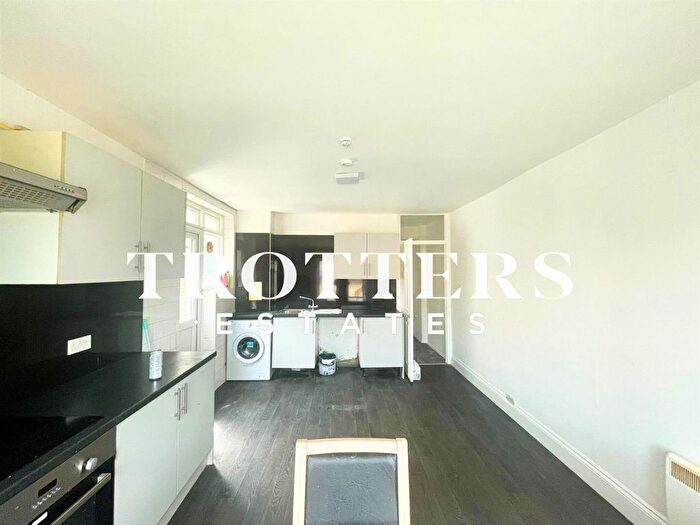 3 Bedroom Flat To Rent In Chingford Mount Road, London, E4