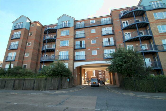 2 Bedroom Flat To Rent In Argent Court, Argent Street, Grays, Essex, RM17