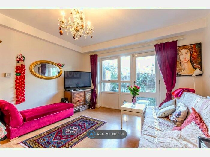 2 Bedroom Flat To Rent In Brownsqood Road, London, N4