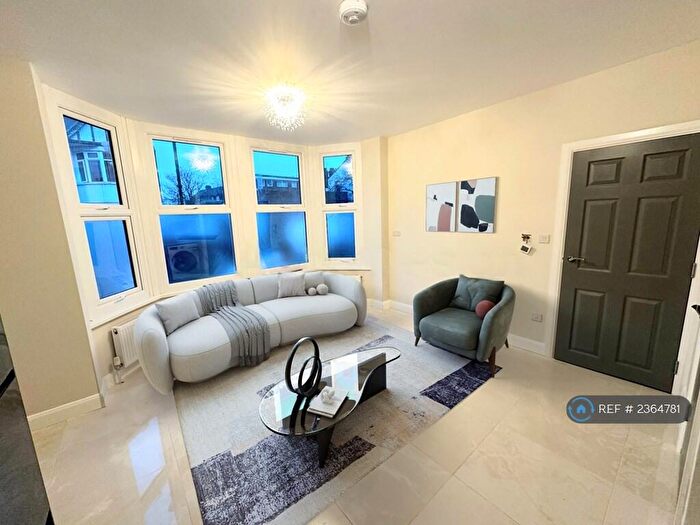 2 Bedroom Flat To Rent In Westminster Drive, Westcliff-On-Sea, SS0