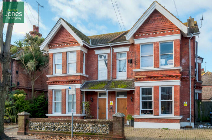 1 Bedroom Flat To Rent In Warwick Gardens, Worthing, West Sussex, BN11