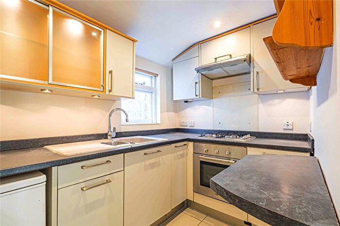 1 Bedroom Flat To Rent In High Street, Bovingdon, Hemel Hempstead, Hertfordshire, HP3