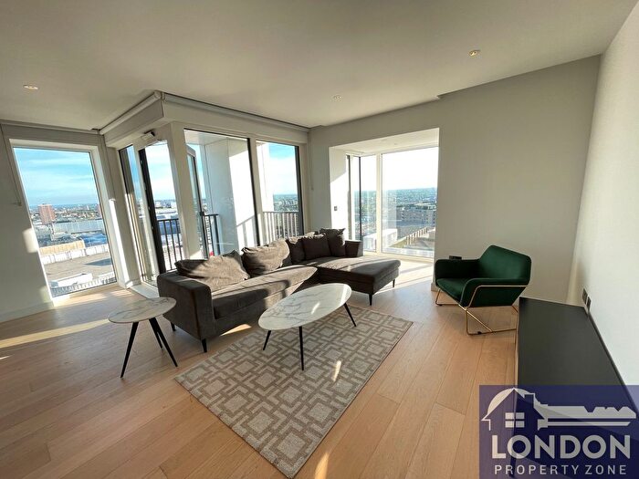 3 Bedroom Flat To Rent In Fountain Park W, White City, London, W12