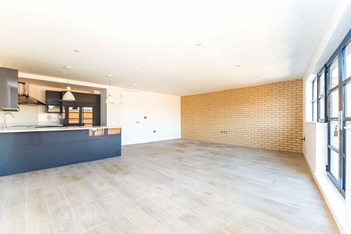 2 Bedroom Flat To Rent In Clifton Walk, Hammersmith, W6