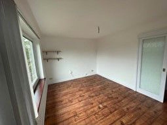 1 Bedroom Flat For Sale In Mayfield Road, Sanderstead, CR2
