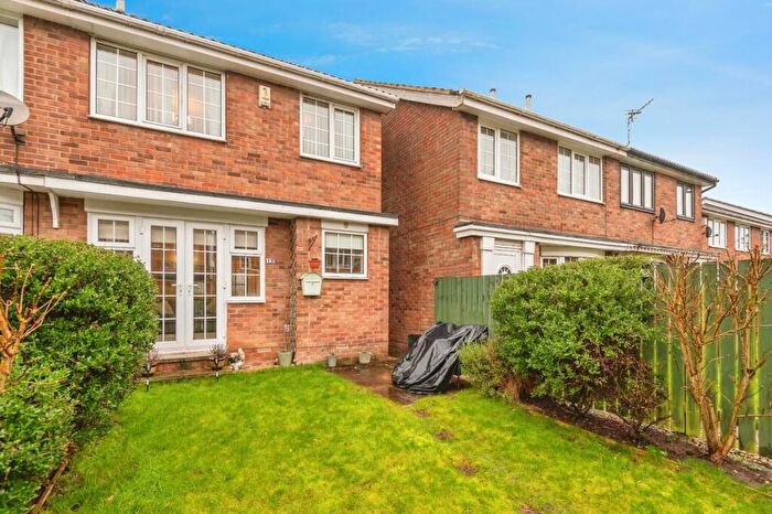 3 Bedroom Semi-Detached House For Sale In Lawns Croft, New Farnley, LS12