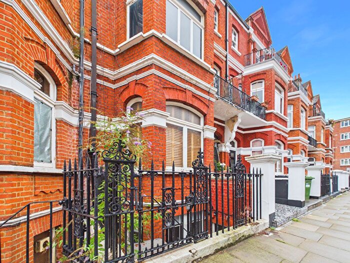2 Bedroom Flat To Rent In Castletown Road, London, W14