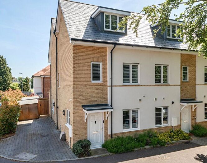 4 Bedroom End Of Terrace House For Sale In Harris Close, Orpington, BR5