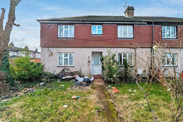 2 Bedroom Ground Maisonette For Sale In Flat Magpie Hall Close, Bromley, BR2