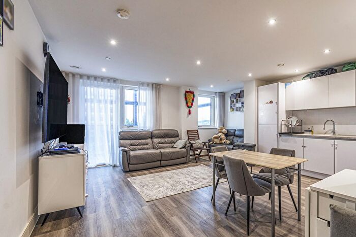 3 Bedroom Flat For Sale In Healum Avenue, Southall, UB2