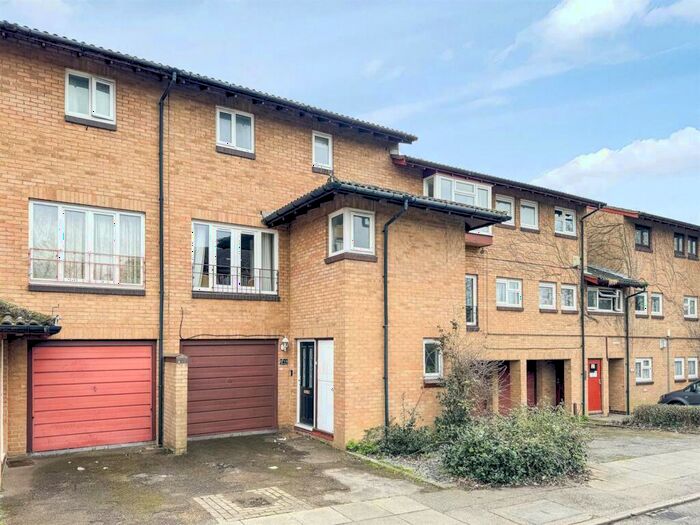 4 Bedroom House To Rent In Milburn Avenue, Oldbrook, Milton Keynes, MK6