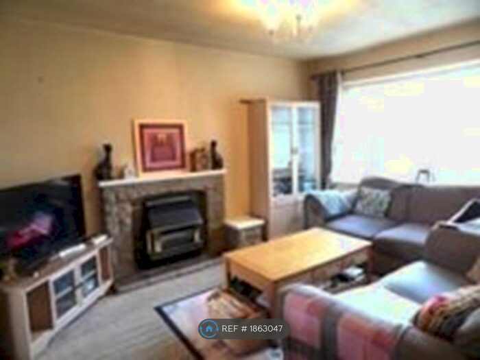 3 Bedroom Semi-Detached House To Rent In Littlefield Walk, Bradford, BD6