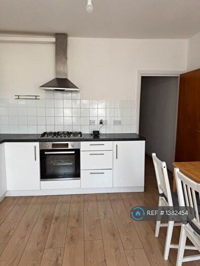 3 Bedroom Flat To Rent In Eastern Avenue, Ilford, IG2