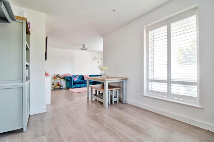 1 Bedroom Apartment For Sale In Faringdon Avenue, Romford, RM3