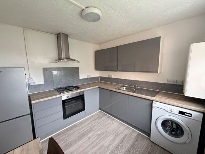 2 Bedroom Flat To Rent In West Cross, Swansea, SA3