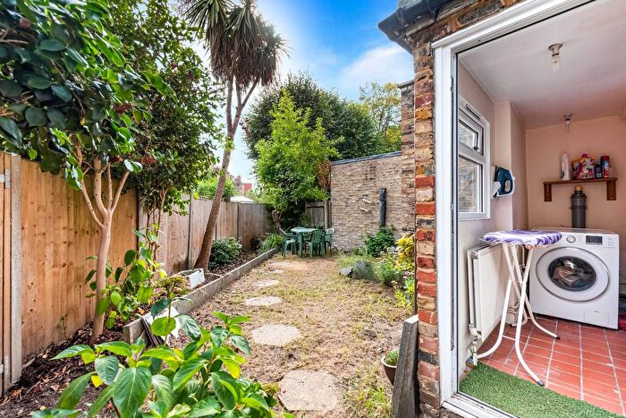 6 Bedroom End Of Terrace House For Sale In Fairlawn Grove, Chiswick, W4
