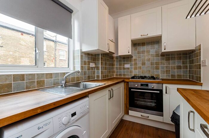 2 Bedroom Flat To Rent In Oaklands Grove, Shepherd's Bush, London, W12