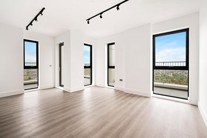 2 Bedroom Flat To Rent In North Kensington Gate, Scrubs Lane, Grand Union Canal, NW10