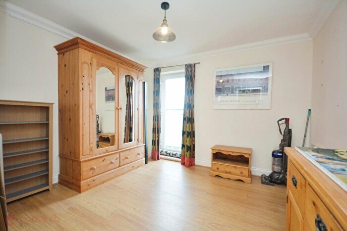 2 Bedroom Flat For Sale In Kingsgate Avenue, Broadstairs, CT10