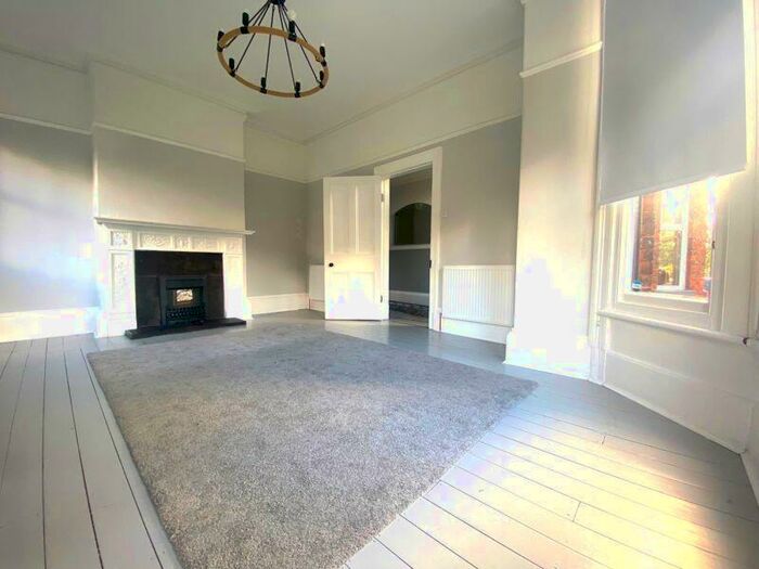 5 Bedroom Semi-Detached House To Rent In Abbey Grove, Manchester, M30