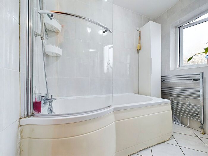 1 Bedroom Flat For Sale In Fourth Avenue, Romford, RM7
