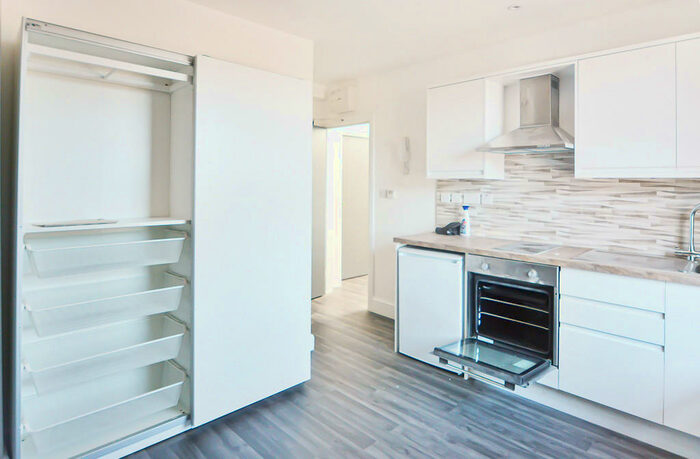 Studio To Rent In Stamford Hill, London, N16