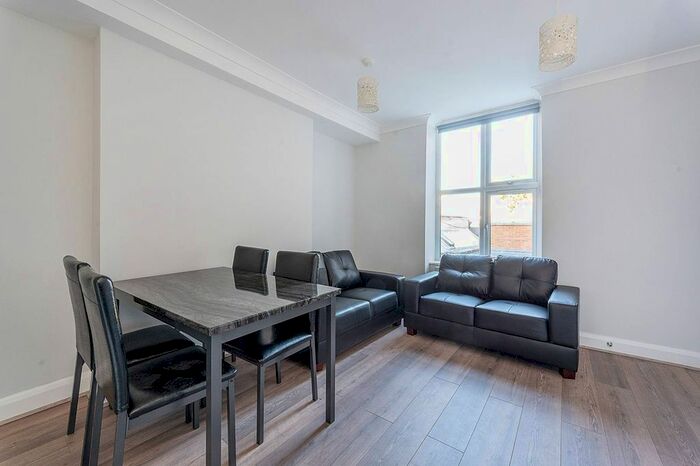 3 Bedroom Flat To Rent In Uxbridge Road, Shepherd's Bush, London W12