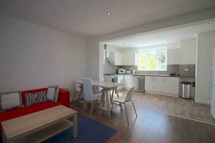 2 Bedroom House To Rent In Ernest Street, London, E1