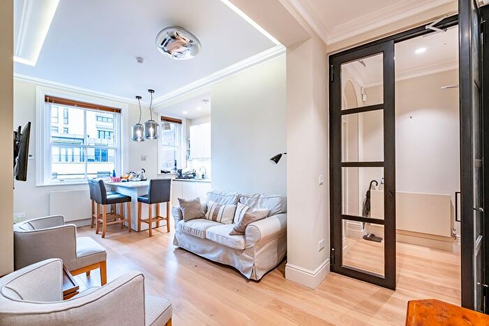 2 Bedroom Flat To Rent In Kensington Court, London, W8